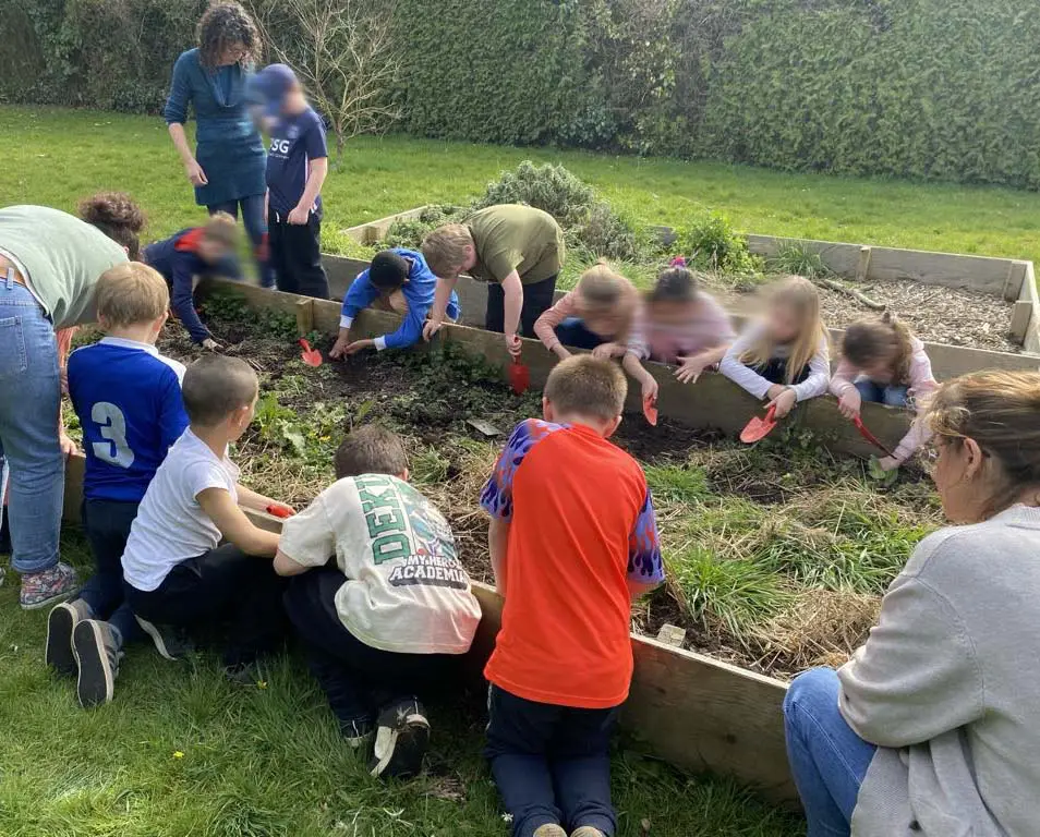 Séance de jardinage avec une école
