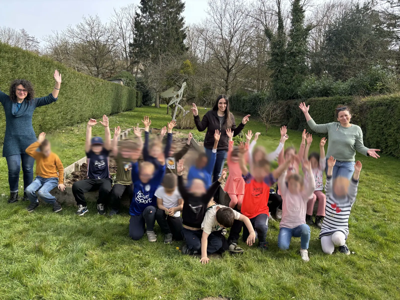 Photo de groupe d'une classe au jardin