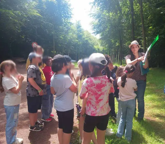 Enfants en sortie nature dans le parc